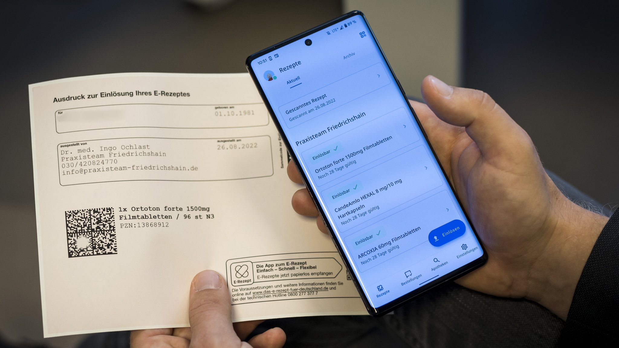 E-Rezept auf Papier und auf dem Smartphone