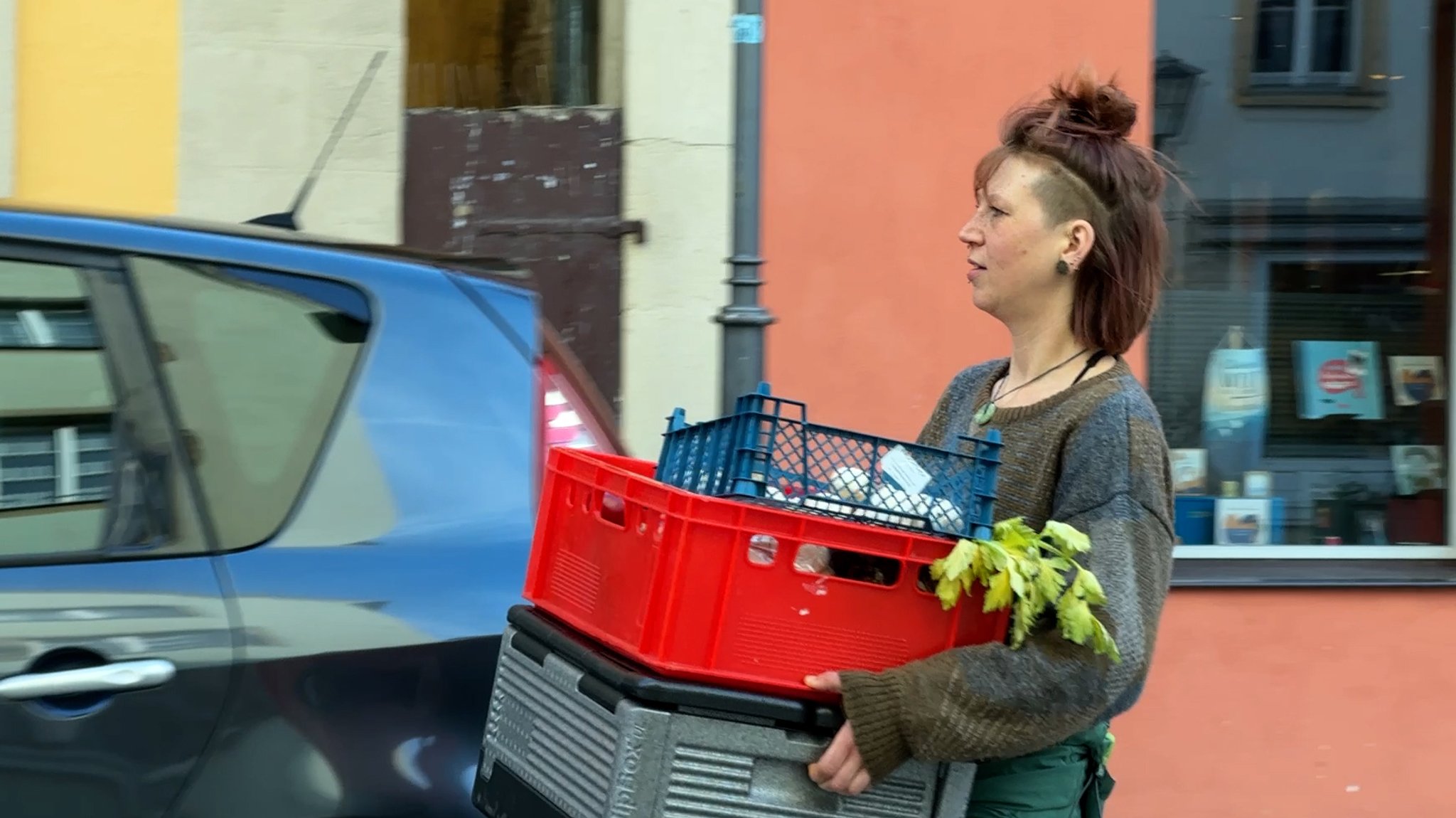 Foodsharing: Nina Frank mit den geretteten Lebensmitteln in Weißenburg