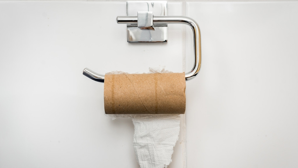 Eine leere Toilettenpapierrolle am Halter. | Bild: stock.adobe.com/andriano_cz Eine leere Toilettenpapierrolle am Halter.