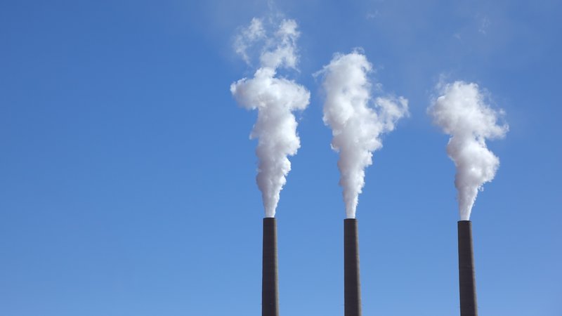 Drei Schornsteine, aus denen Rauch aufsteigt | Bild: Kushnirov Avraham Drei Schornsteine, aus denen Rauch aufsteigt