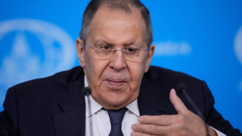 Archiv: Der russische Außenminister Sergej Lawrow gestikuliert während einer Pressekonferenz | Bild: dpa-Bildfunk/Pavel Bednyakov Archiv: Der russische Außenminister Sergej Lawrow gestikuliert während einer Pressekonferenz