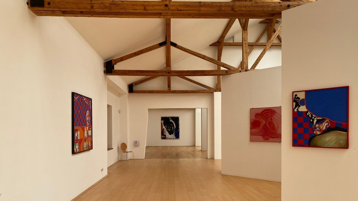 Kunst unter Deckenbalken: Lausen-Saal mit Blick in den Baselitz-Saal