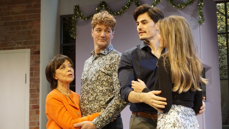 Simone Rethel-Heesters, Patrick Dollmann, Carl Bruchhäuser, Ursula Karven (von links nach rechts) | Bild: Ralf Wapler/Komödie im Bayerischen Hof Simone Rethel-Heesters, Patrick Dollmann, Carl Bruchhäuser, Ursula Karven (von links nach rechts)