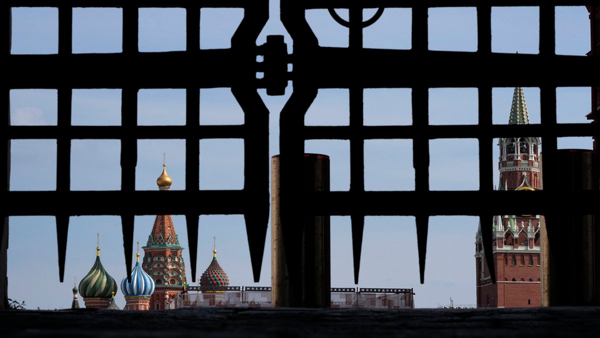Blick auf den Roten Platz in Moskau durch ein Gitter.