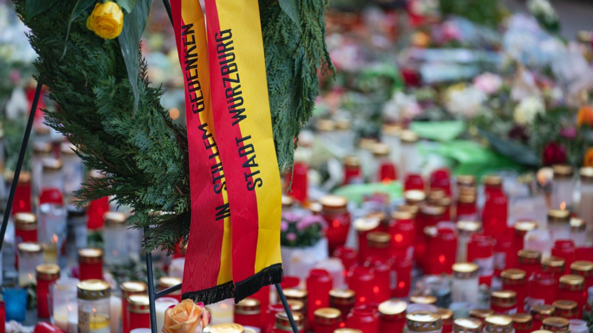Trauerkerzen vor einem Kaufhaus in der Innenstadt von Würzburg