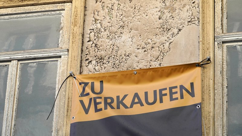 Plane mit Aufschrift "Zu verkaufen" an altem Wohnhaus | Bild: picture alliance / CHROMORANGE | Elke Münzel Plane mit Aufschrift "Zu verkaufen" an altem Wohnhaus