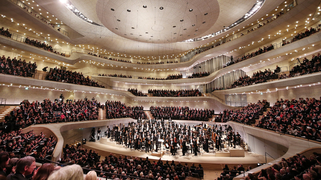 11.01.2017, Hamburg: Der Konzertsaal der Elbphilharmonie am 11.01.2017 in Hamburg bei der Eröffnung des Gebäudes.