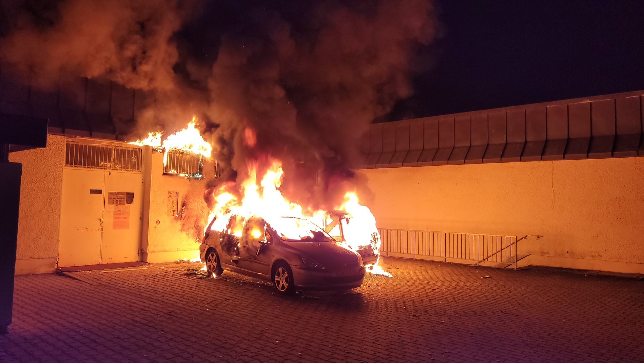 Zu sehen sind die brennenden Autos. 