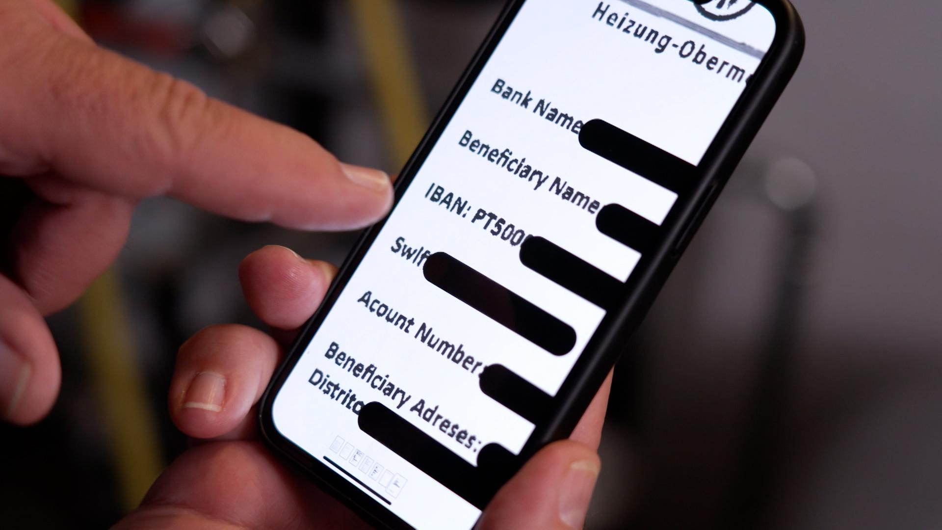 Kriminelle hacken sich in E-Mail-Konten ein und setzen dann in Rechnungen eine falsche IBAN ein, um das Geld zu kassieren. 