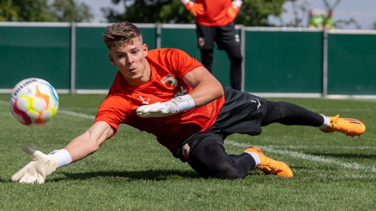 Torwart Finn Dahmen fängt beim Trainingsauftakt des FC Augsburg einen Ball