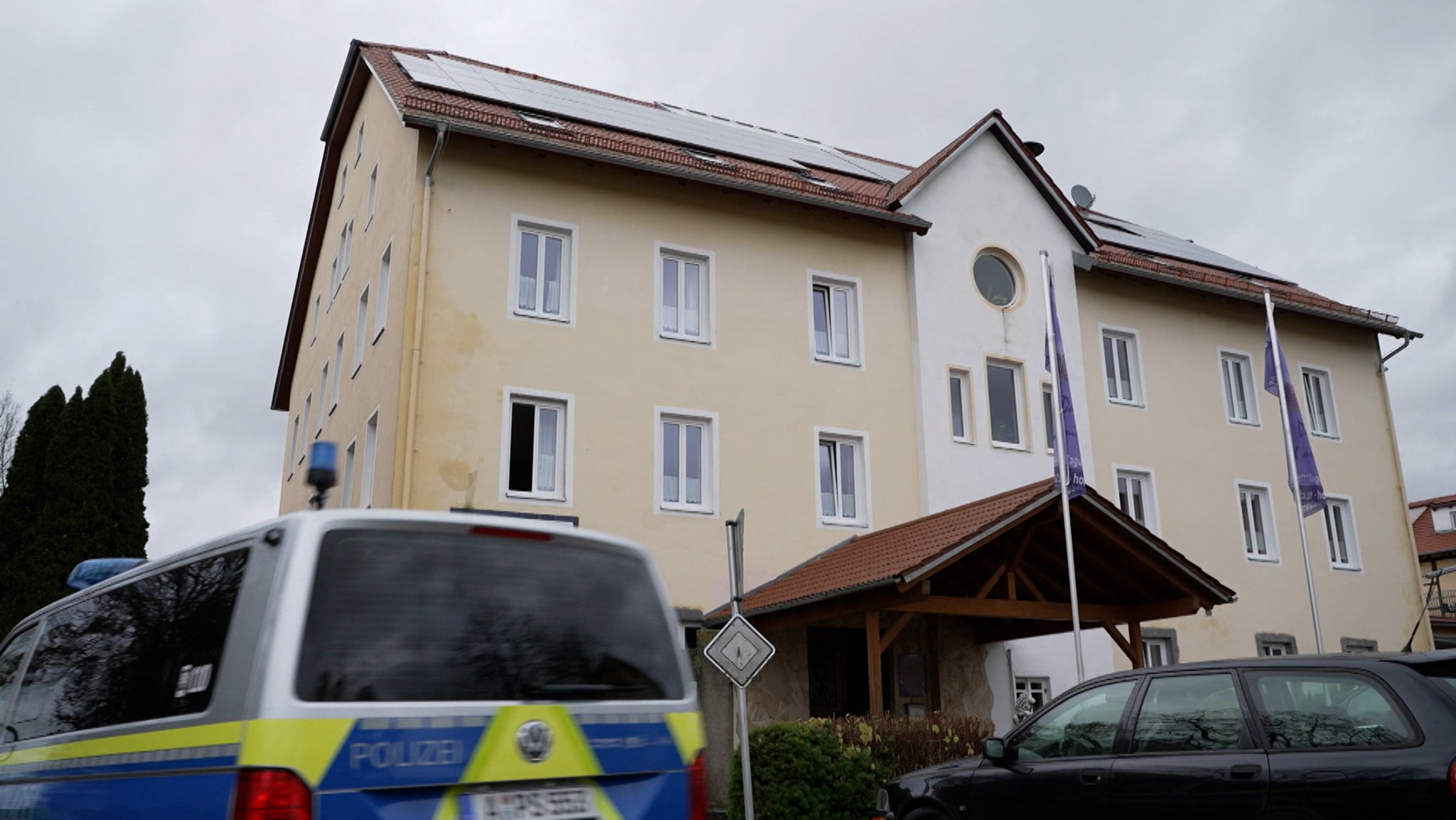 Bei der mehrtägigen Versammlung von Reichsbürgern in einem Hotel bei Wemding gab es gestern Abend einen großen Polizeieinsatz.