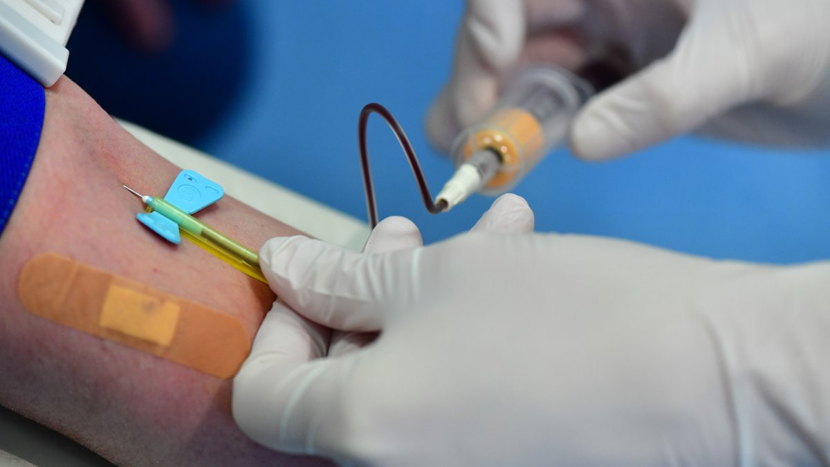 Einer Patientin wird in einer Arztpraxis Blut abgenommen
