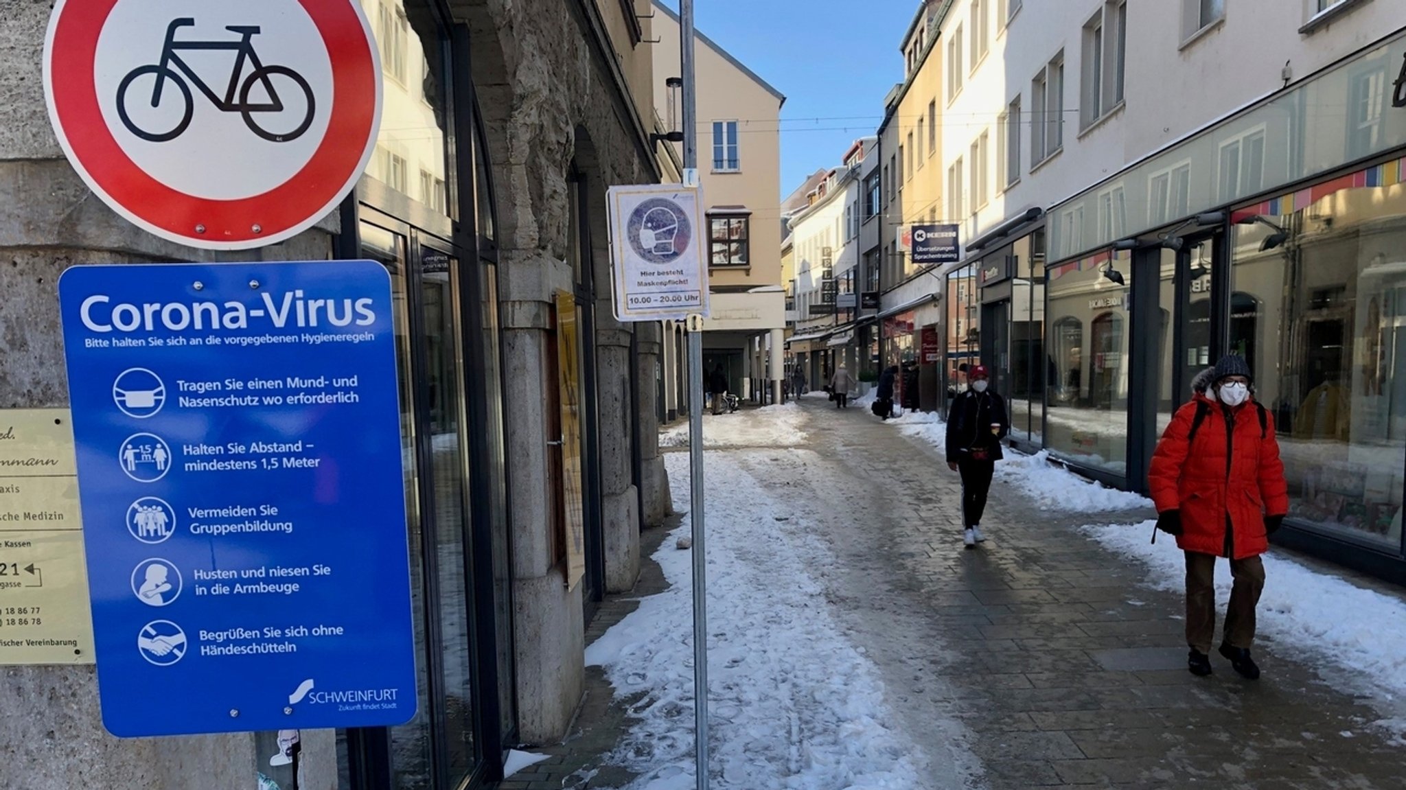 Schilder weisen auf die Maskenpflicht in der Innenstadt von Schweinfurt hin.