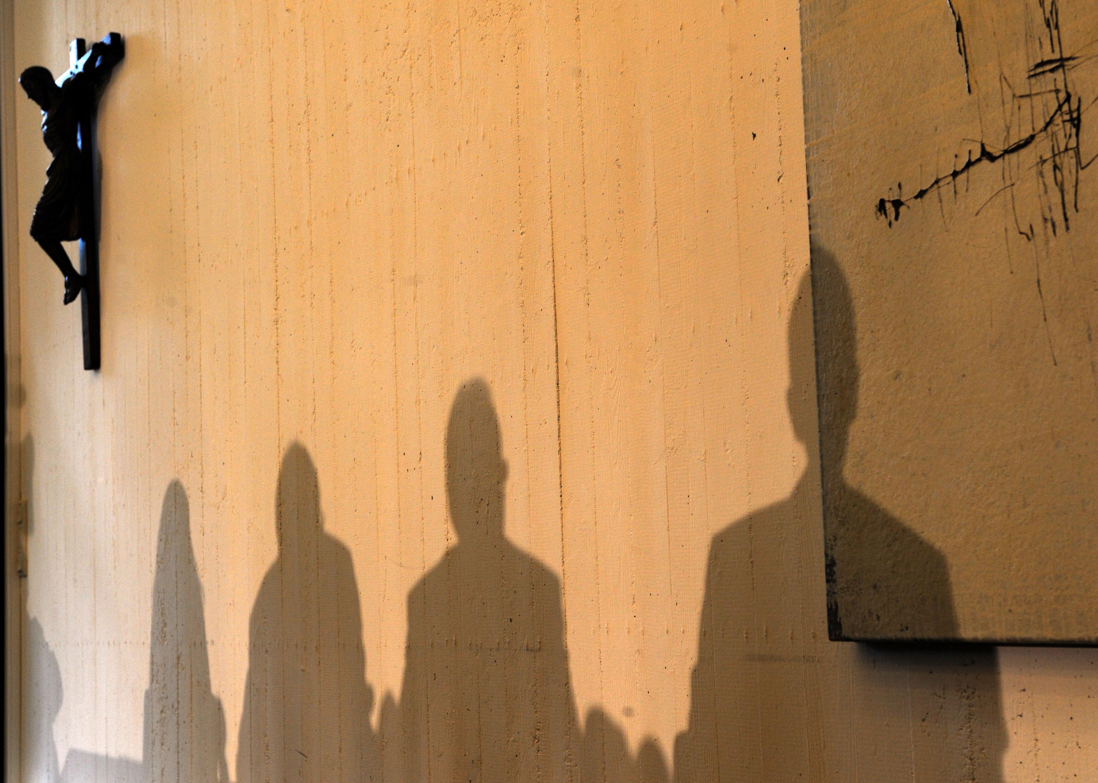 Symbolbild: Bei der Pressekonferenz der Deutschen Bischofskonferenz werfen die Protagonisten am Dienstag (31.08.2010) in Trier Schatten bei der Vorstellung der neuen Missbrauchsleitlinien der katholischen Kirche. 