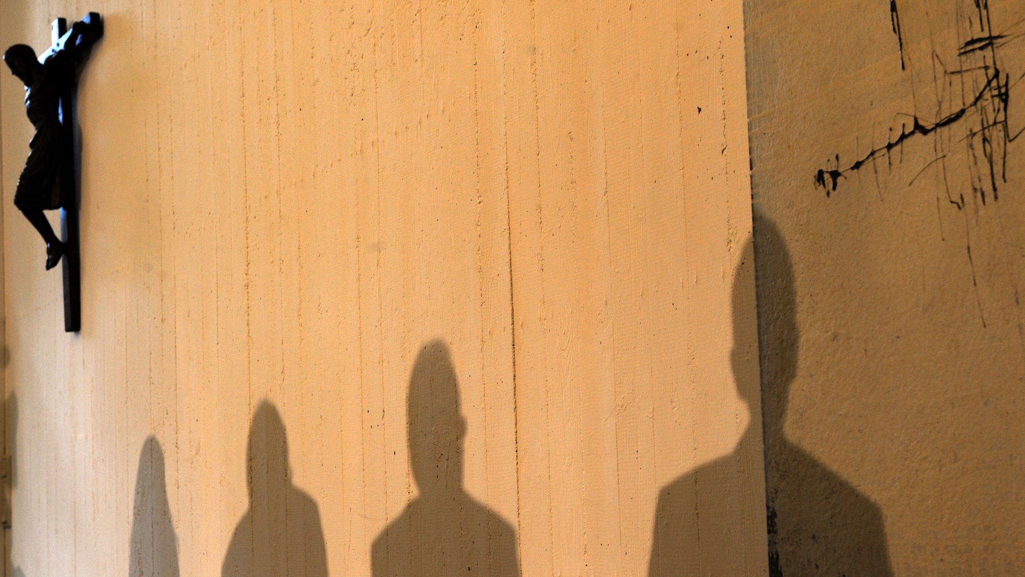 Symbolbild: Bei der Pressekonferenz der Deutschen Bischofskonferenz werfen die Protagonisten am Dienstag (31.08.2010) in Trier Schatten bei der Vorstellung der neuen Missbrauchsleitlinien der katholischen Kirche. 