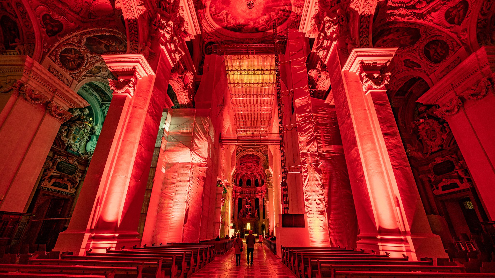 Rot leuchtener Dom St. Stephan in Passau