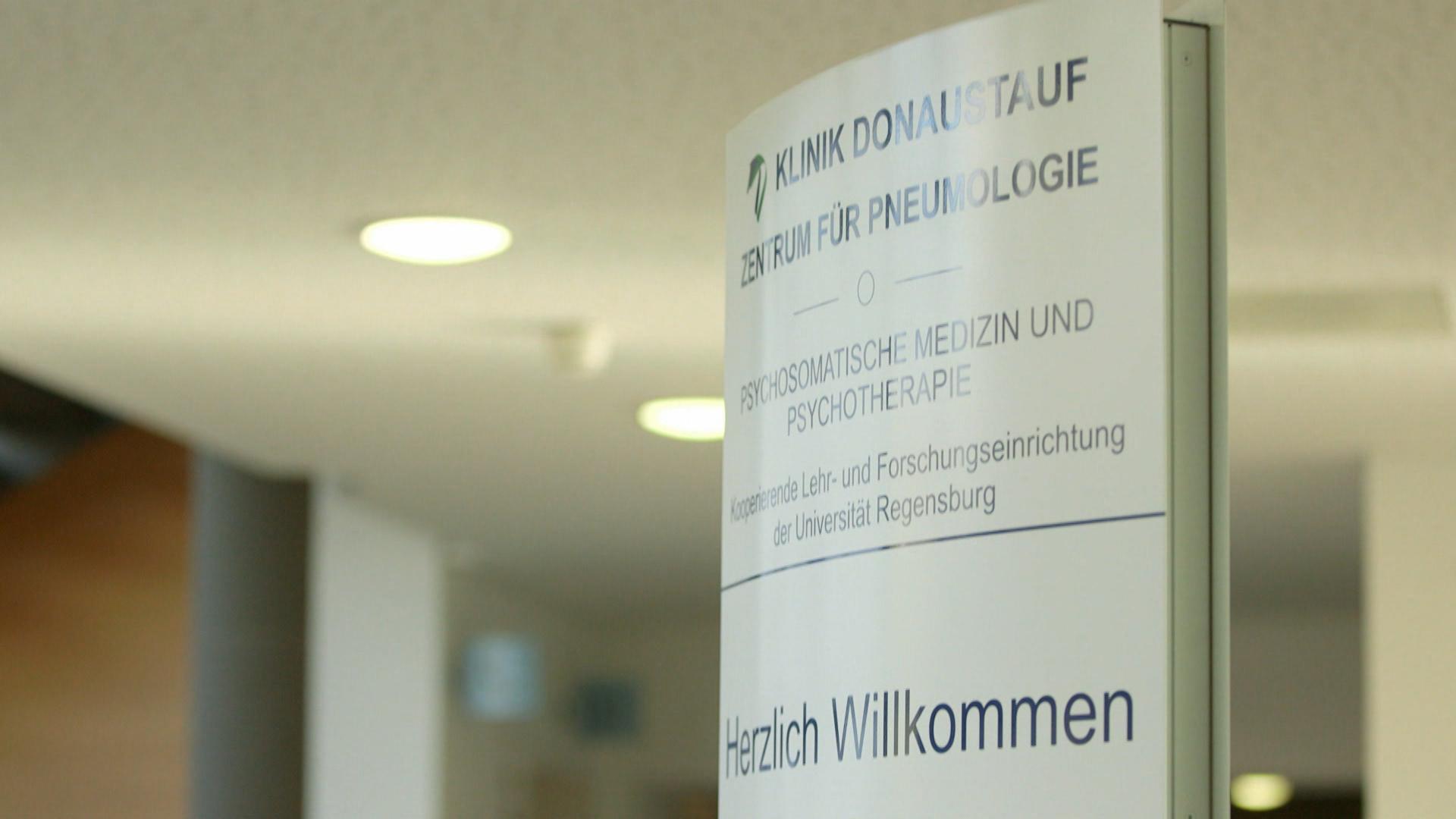 Schild am Eingang der Klinik Donaustauf