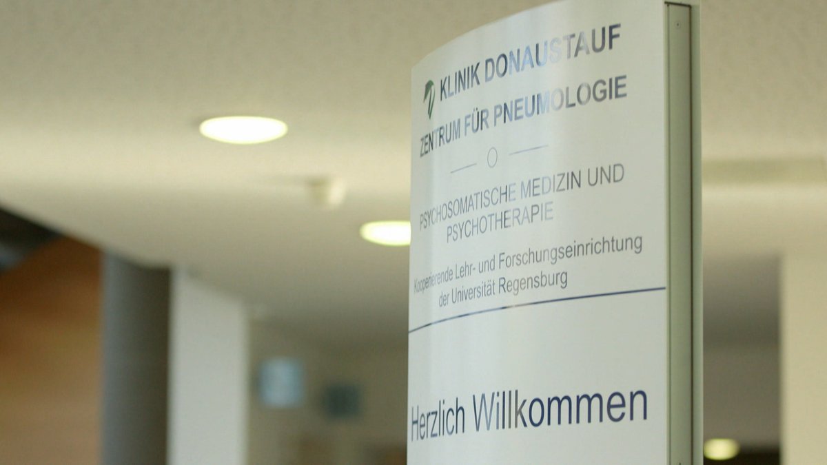 Schild am Eingang der Klinik Donaustauf