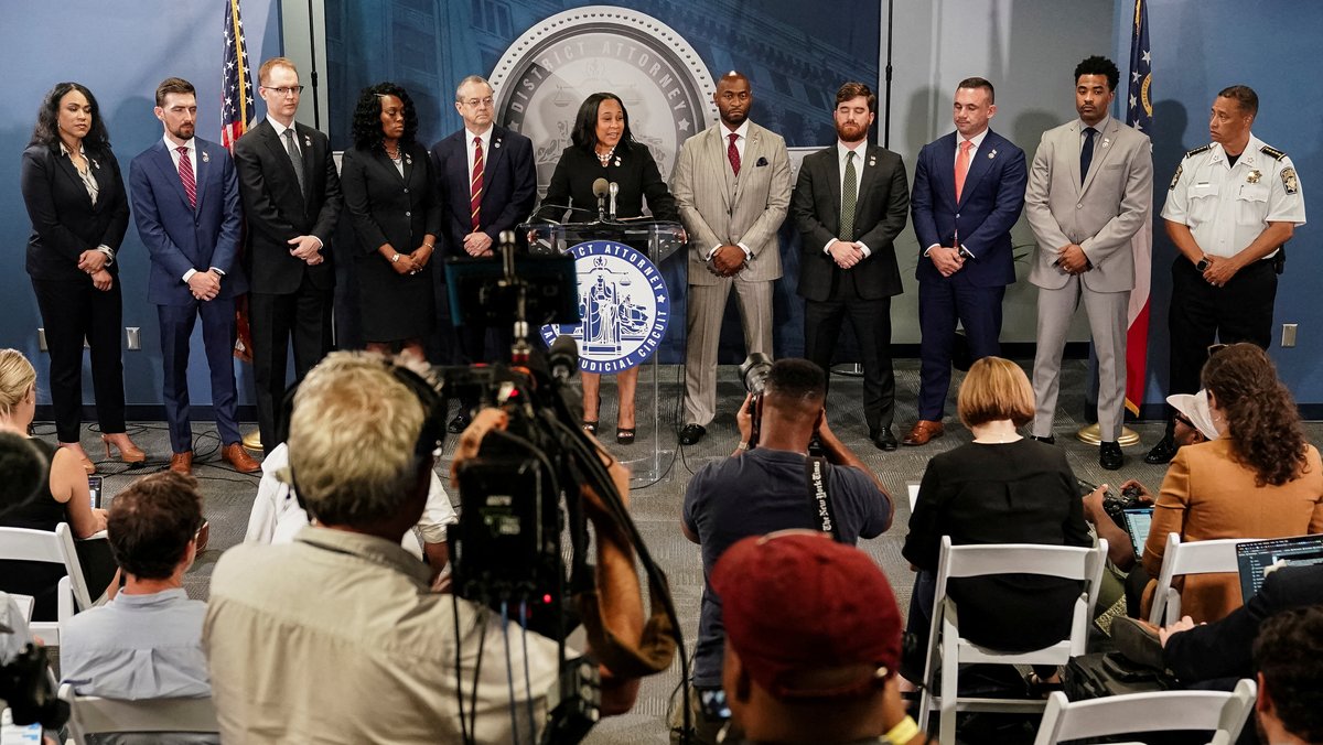 Pressekonferenz der Staatsanwaltschaft in Atlanta nach Eröffnung der Anklage gegen Trump, in der Mitte am Pult Staatsanwältin Fani Williams