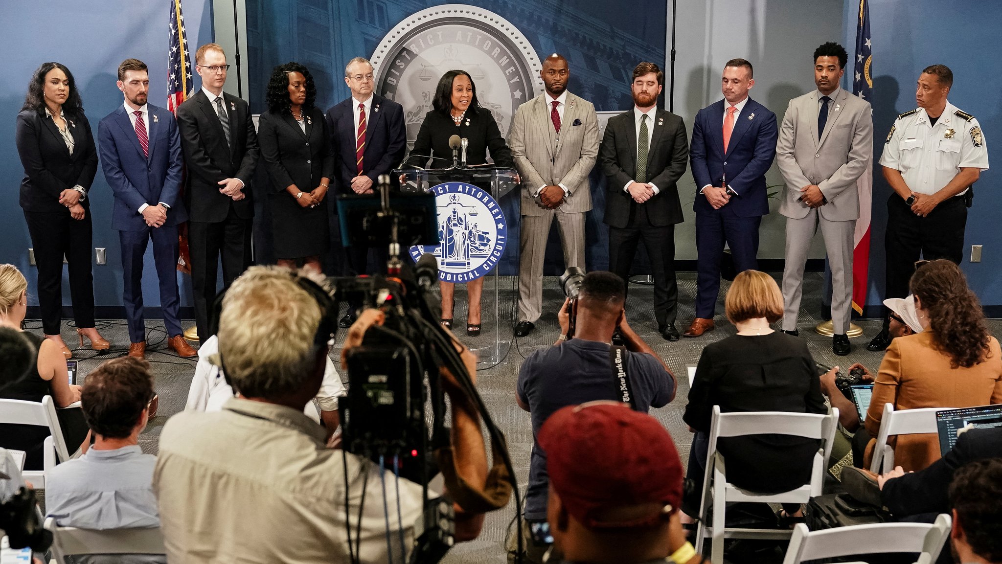 Pressekonferenz der Staatsanwaltschaft in Atlanta nach Eröffnung der Anklage gegen Trump, in der Mitte am Pult Staatsanwältin Fani Williams