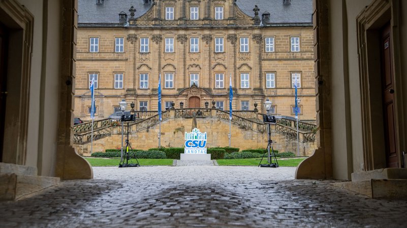 Die CSU-Landtagsfraktion trifft sich derzeit im oberfränkischen Kloster Banz zur Herbstklausur. | Bild: Bayerischer Rundfunk 2025 Die CSU-Landtagsfraktion trifft sich derzeit im oberfränkischen Kloster Banz zur Herbstklausur.