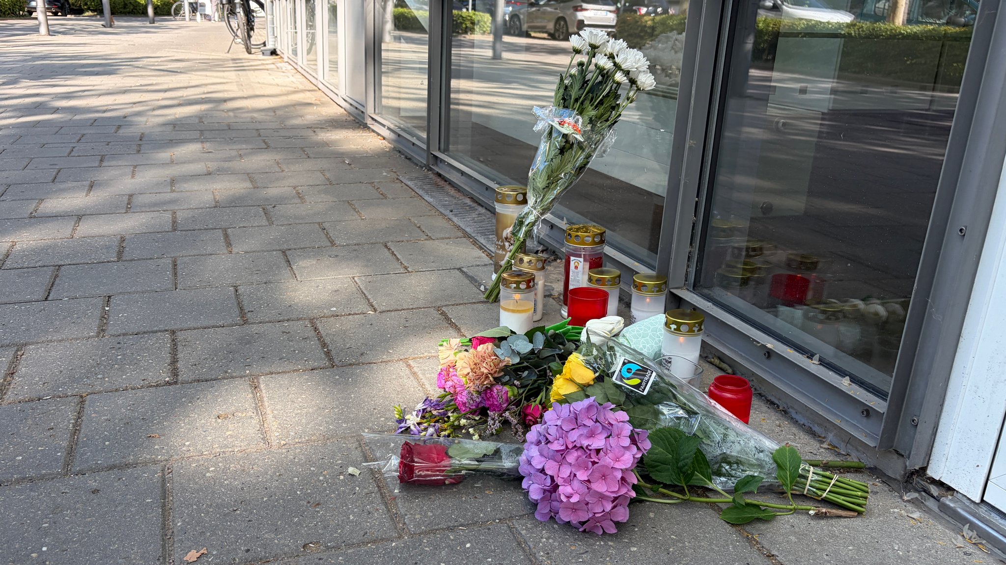 Blumen und Kerzen vor der Bankfiliale | Bild: BR/Florian Deglmann Blumen und Kerzen vor der Bankfiliale