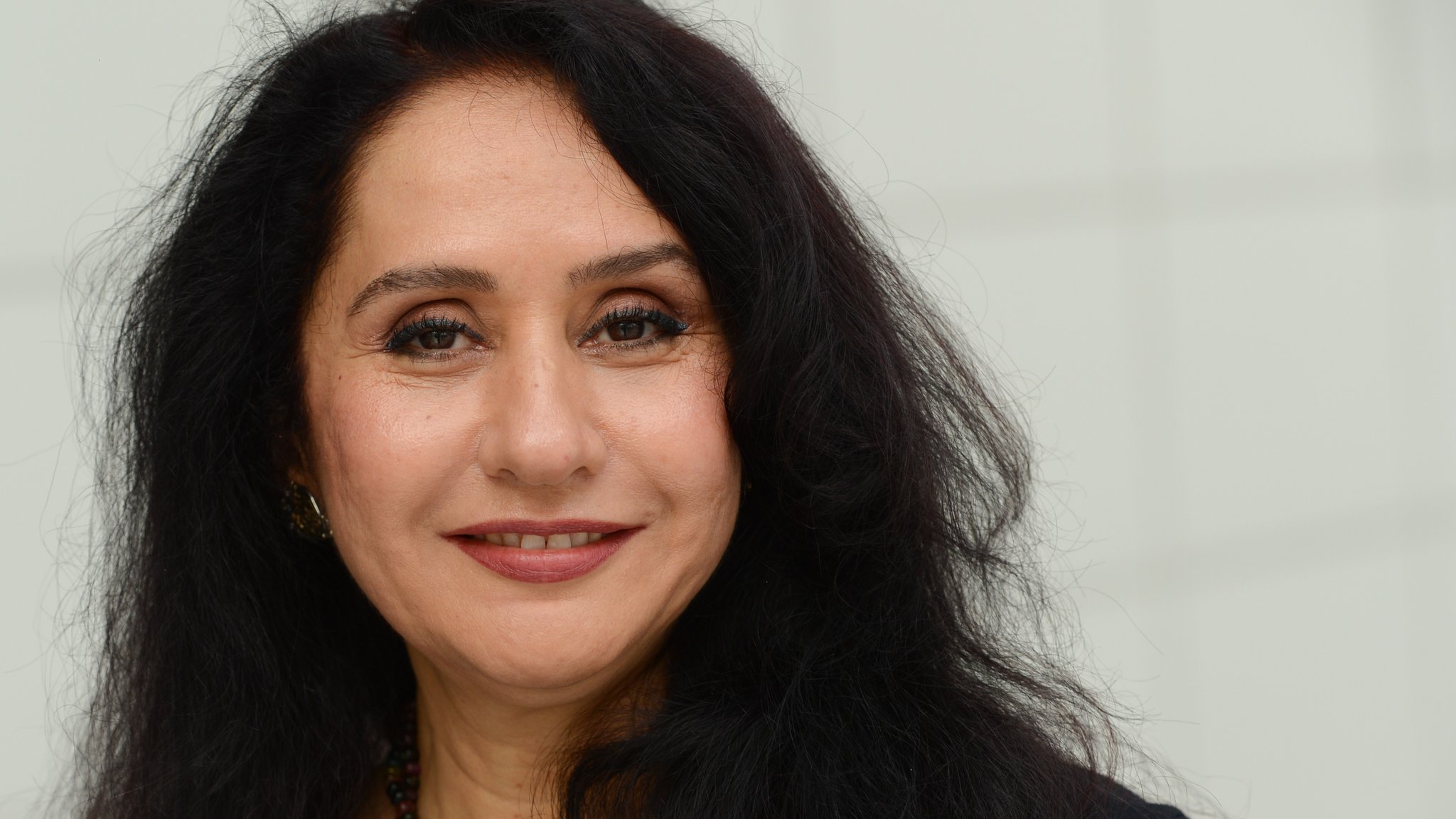 Schriftstellerin Raja Alem aus Mekka lächelt in die Kamera | Bild: picture alliance Schriftstellerin Raja Alem aus Mekka lächelt in die Kamera