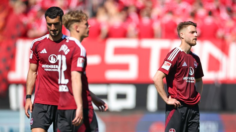 Fußball: 2. Bundesliga, 1. FC Nürnberg - SC Paderborn 07, 30. Spieltag im Max-Morlock-Stadion. Die Nürnberger Spieler stehen nach dem Abpfiff auf dem Platz. | Bild: picture alliance/dpa | Daniel Karmann Fußball: 2. Bundesliga, 1. FC Nürnberg - SC Paderborn 07, 30. Spieltag im Max-Morlock-Stadion. Die Nürnberger Spieler stehen nach dem Abpfiff auf dem Platz.