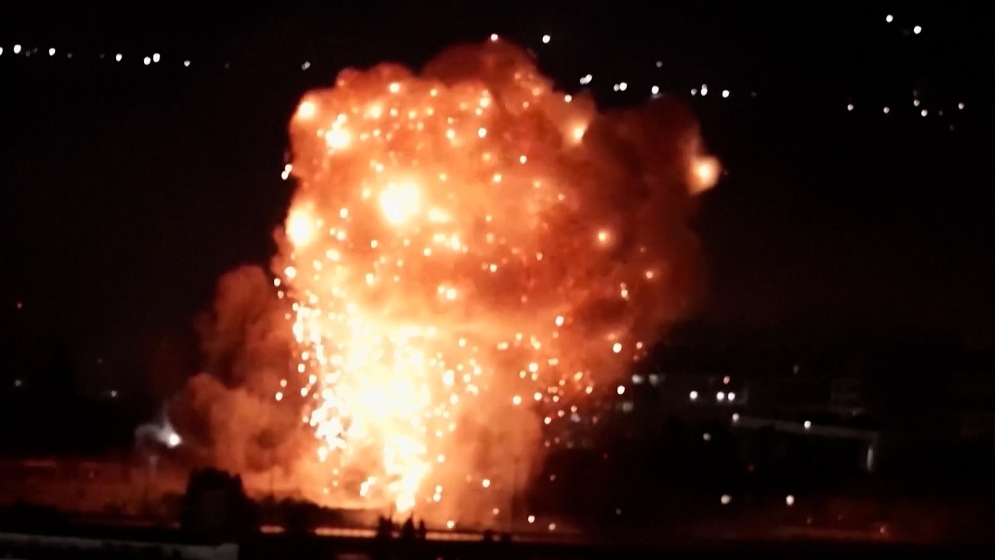 Wieder hat Russland ukrainische Städte attackiert. Die Ukraine spricht von 22 Toten und mindestens 90 Verletzten und bittet ihre Verbündeten um mehr Munition für Raketenabwehr. Auf dem Nato-Gipfel, der morgen startet, dürfte das ein Thema werden.
