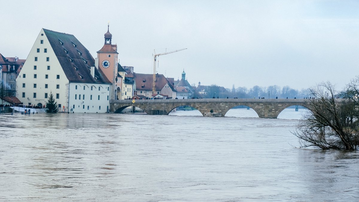 Hochwasser an der Steinernen Brücke in Regensburg