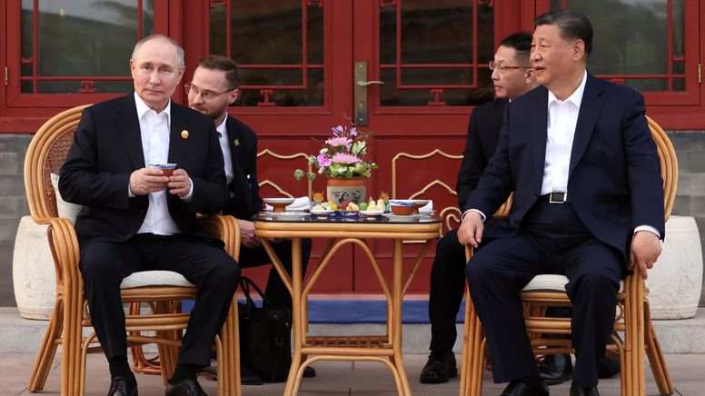 Die beiden Präsidenten sitzen auf Korbstühlen  | Bild:Mikhail Metzel/Picture Alliance