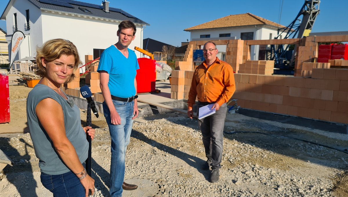BR- Korrespondentin Judith Zacher mit Bauherr Stefan Geilert und Bauunternehmer Helmut Mayerle im Neubaugebiet im Dillinger Stadtteil Steinheim.