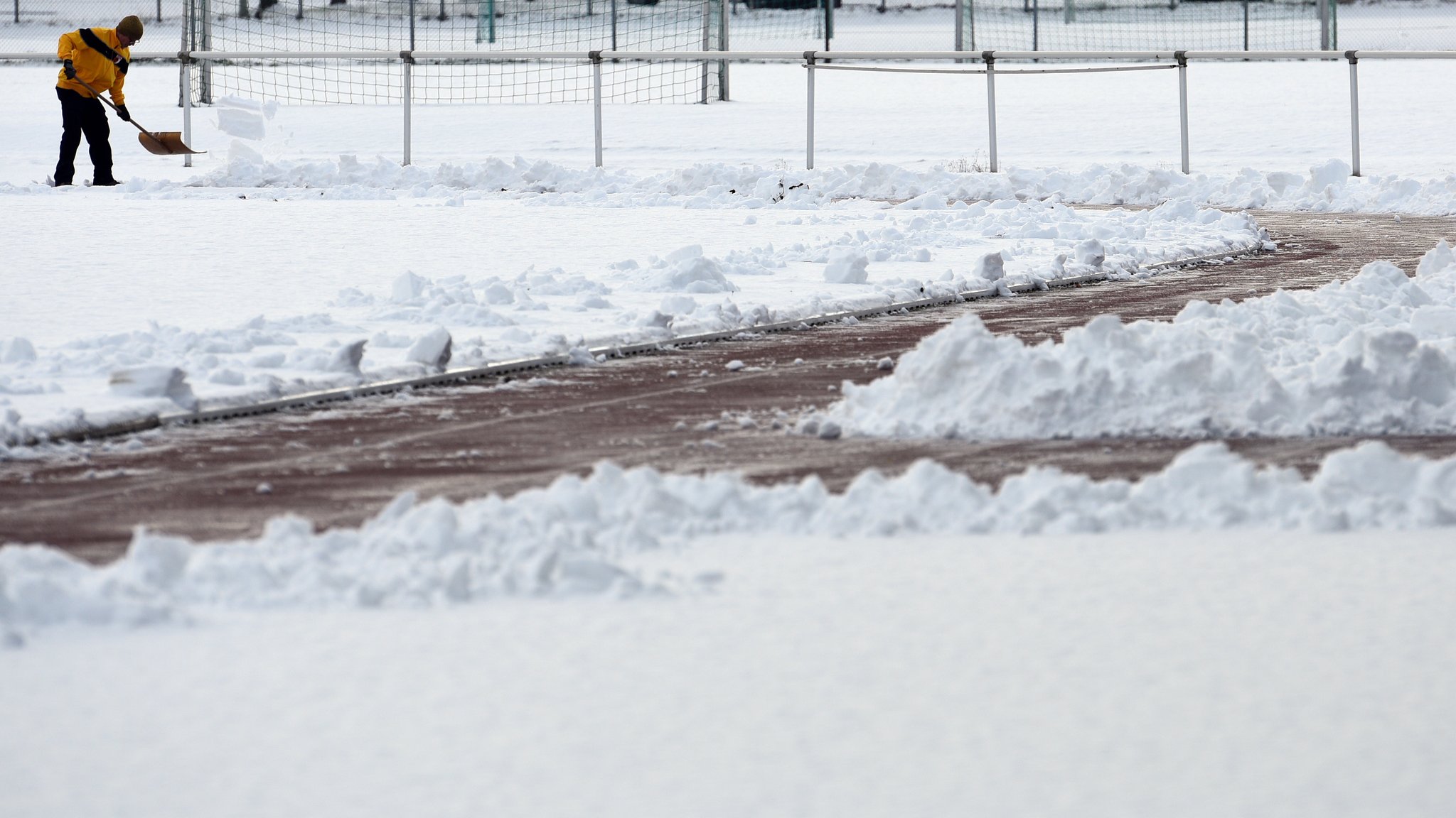 Die schneebedeckte Tartanbahn in der WWK-Arena