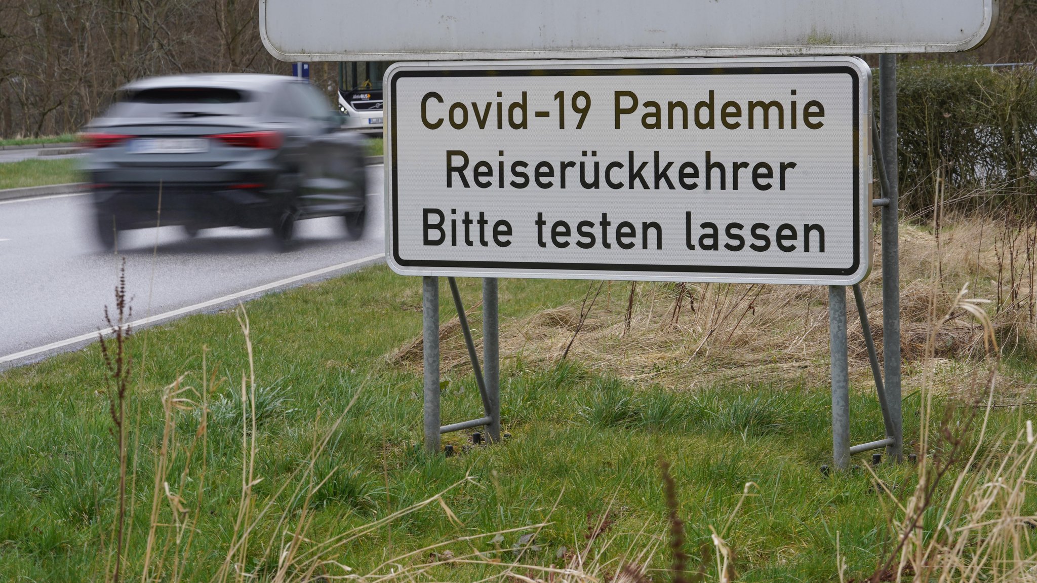 Schild: Reiserückkehrer sollen sich testen