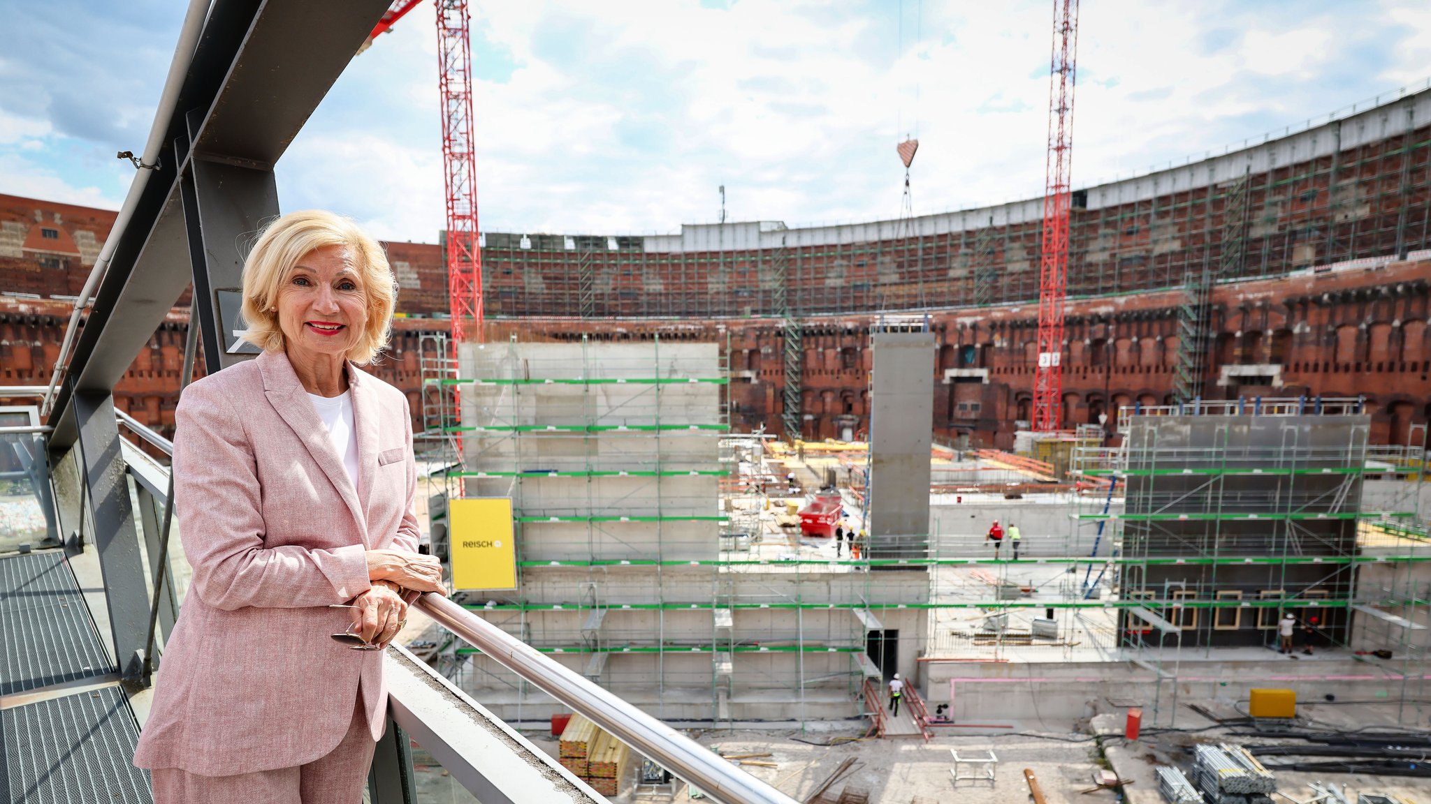 Julia Lehner, Kulturreferentin der Stadt Nürnberg, auf der Baustelle der Theater-Spielstätte im Innenhof der Kongresshalle Nürnberg.
