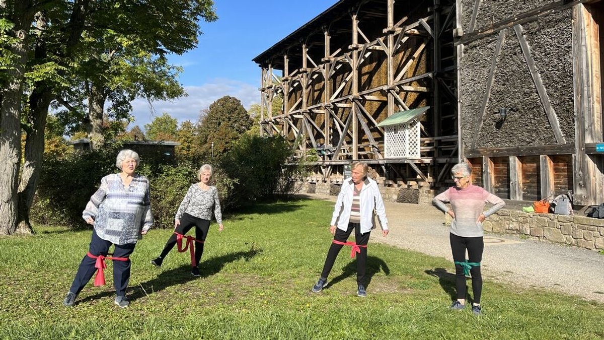 Die Osteoporose Selbsthilfegruppe Bad Kissingen trifft sich für gemeinsame Gymnastik im Park Untere Saline vor dem Gradierwerk.