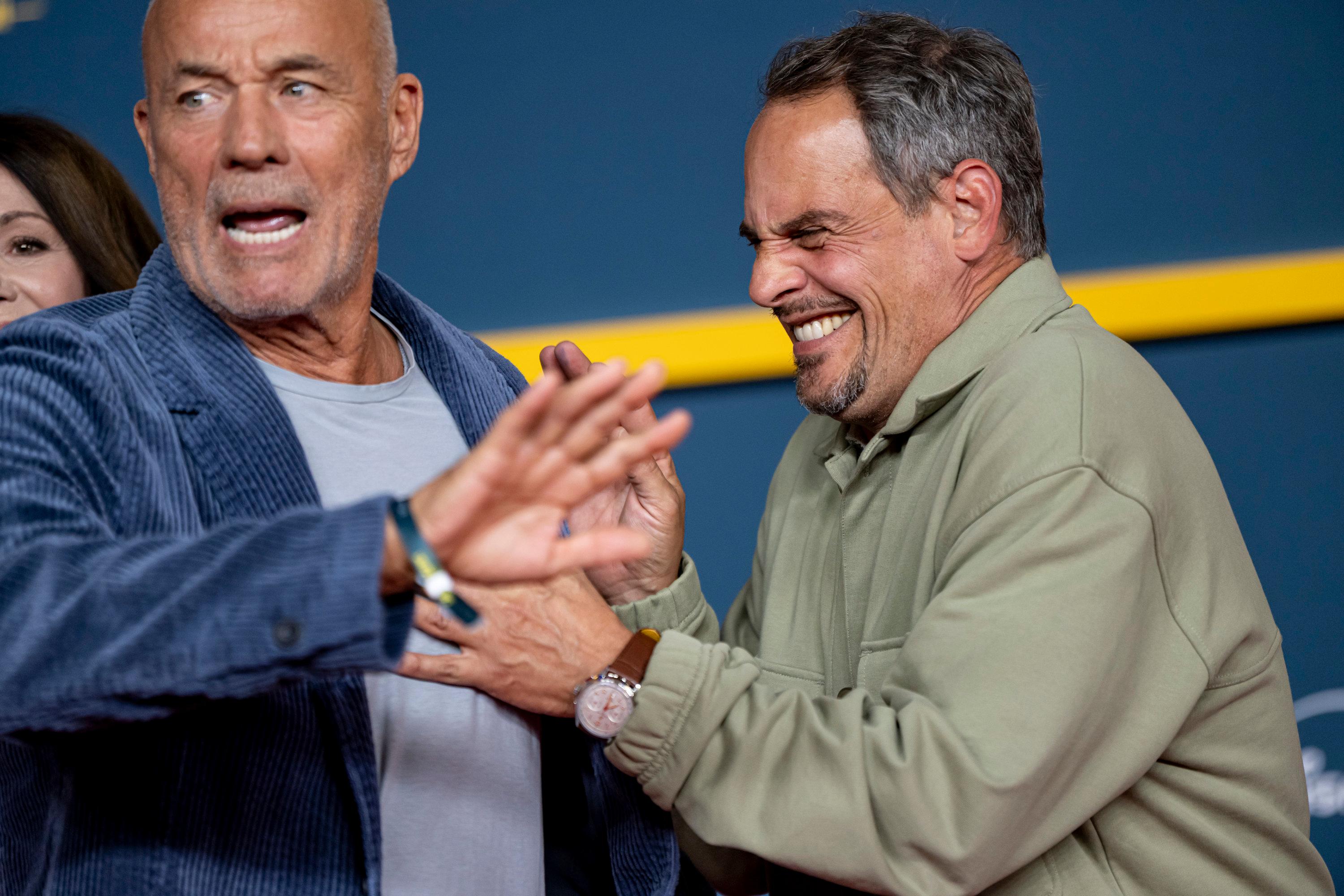 Heiner Lauterbach und Moritz Bleibtreu rangeln mit verzerrten Gesichtern auf dem Roten Teppich bei der Premiere der Serie "Call My Agent Berlin".