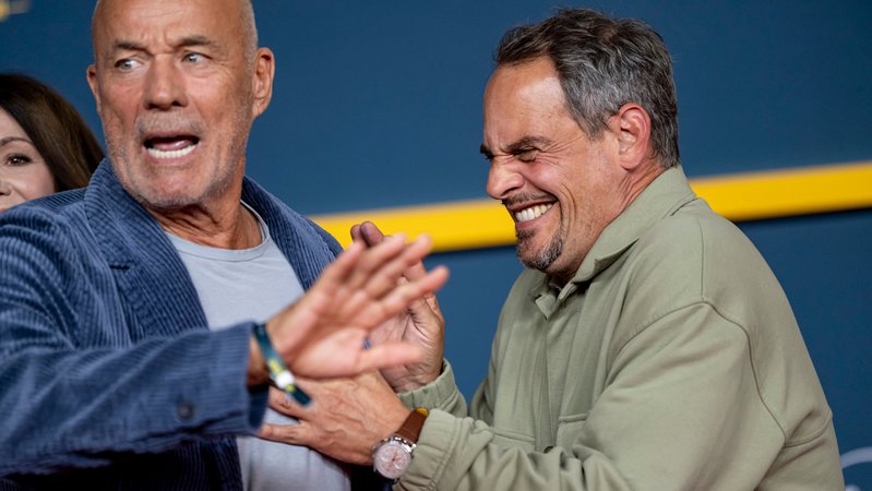 Heiner Lauterbach und Moritz Bleibtreu rangeln mit verzerrten Gesichtern auf dem Roten Teppich bei der Premiere der Serie "Call My Agent Berlin". | Bild: dpa-Bildfunk/Fabian Sommer Heiner Lauterbach und Moritz Bleibtreu rangeln mit verzerrten Gesichtern auf dem Roten Teppich bei der Premiere der Serie "Call My Agent Berlin".