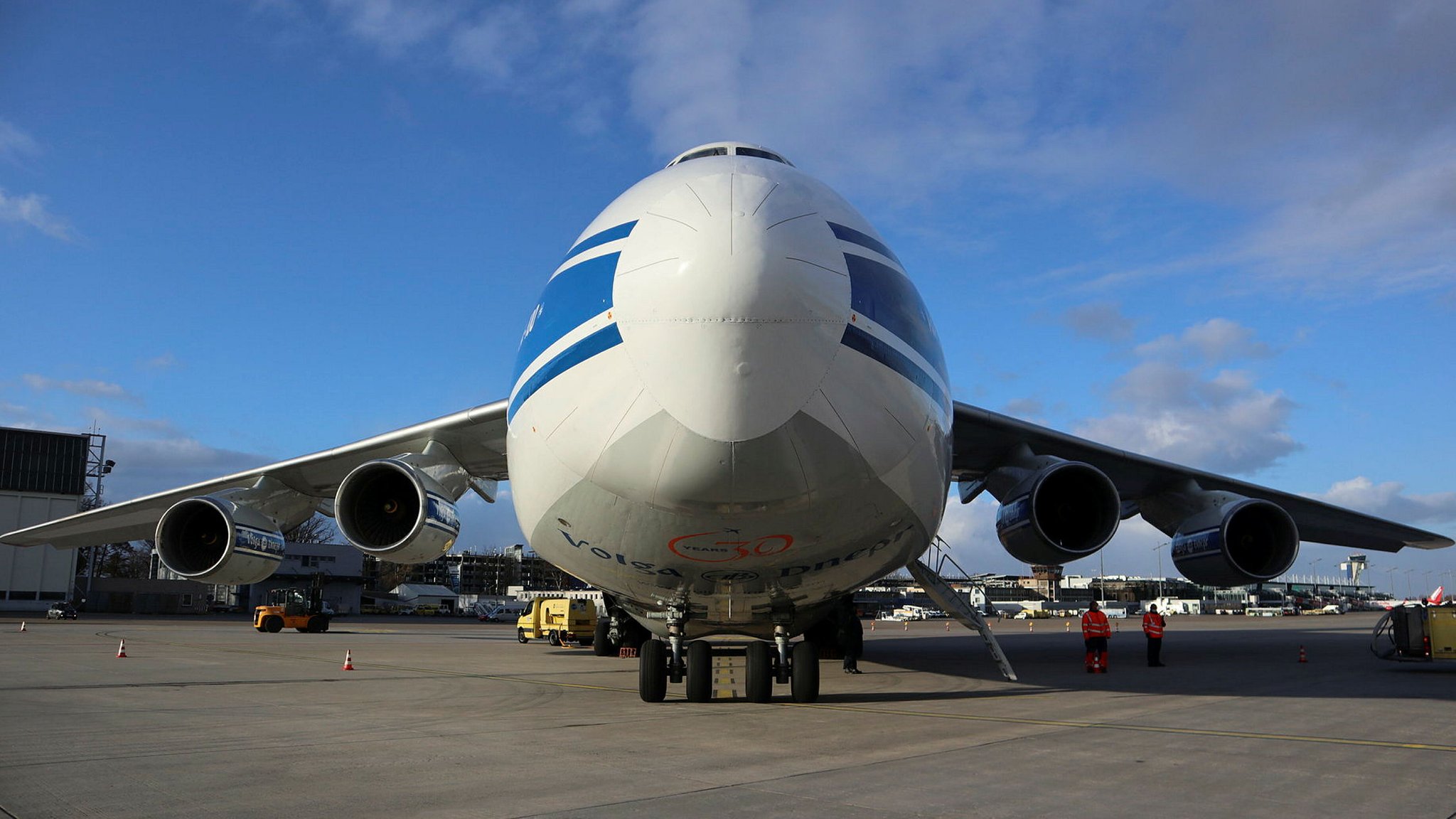 Eine Antonov An-124 steht auf dem Rollfeld des Nürnberger Flughafens.