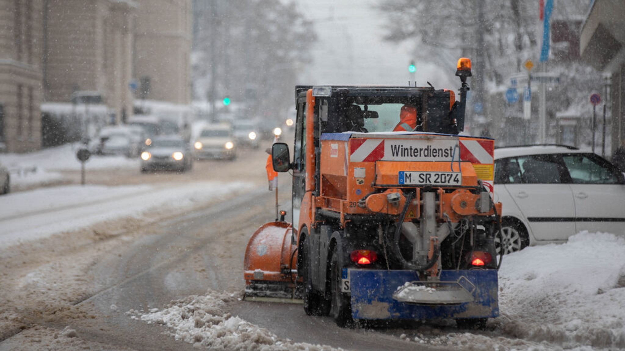 Winterdienst räumt die Straße.