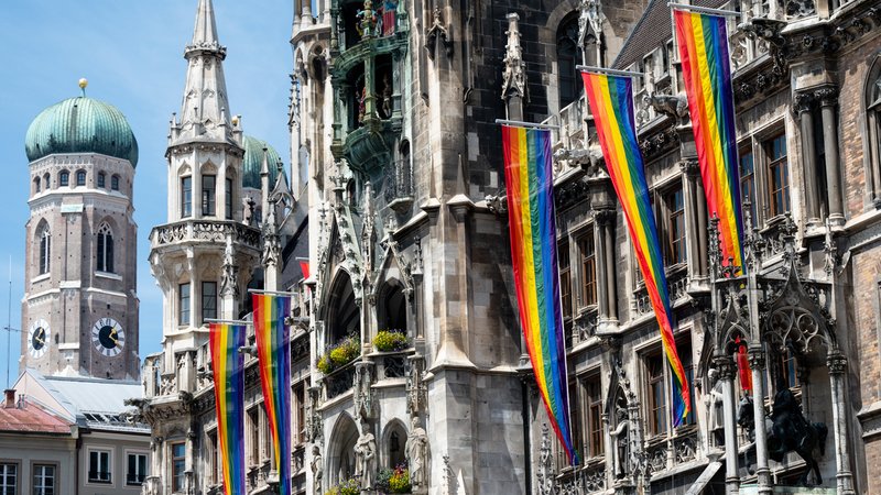 Bunte Fahnen vor dem Rathaus in München | Bild: picture alliance/dpa | Sven Hoppe Bunte Fahnen vor dem Rathaus in München