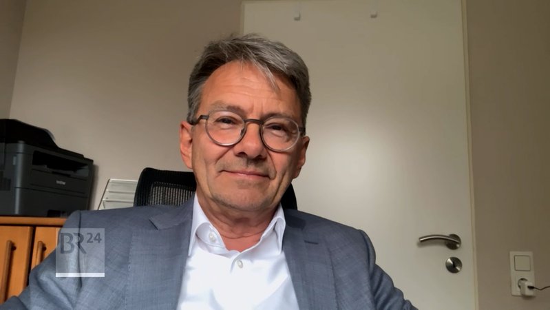 Thomas Karmasin, der Präsident des bayerischen Landkreistages, hofft, dass der Bund den Kommunen rasch Geld bereitstellt, um marode Straßen und Brücken sanieren zu können. | Bild: Bayerischer Rundfunk 2025 Thomas Karmasin, der Präsident des bayerischen Landkreistages, hofft, dass der Bund den Kommunen rasch Geld bereitstellt, um marode Straßen und Brücken sanieren zu können.