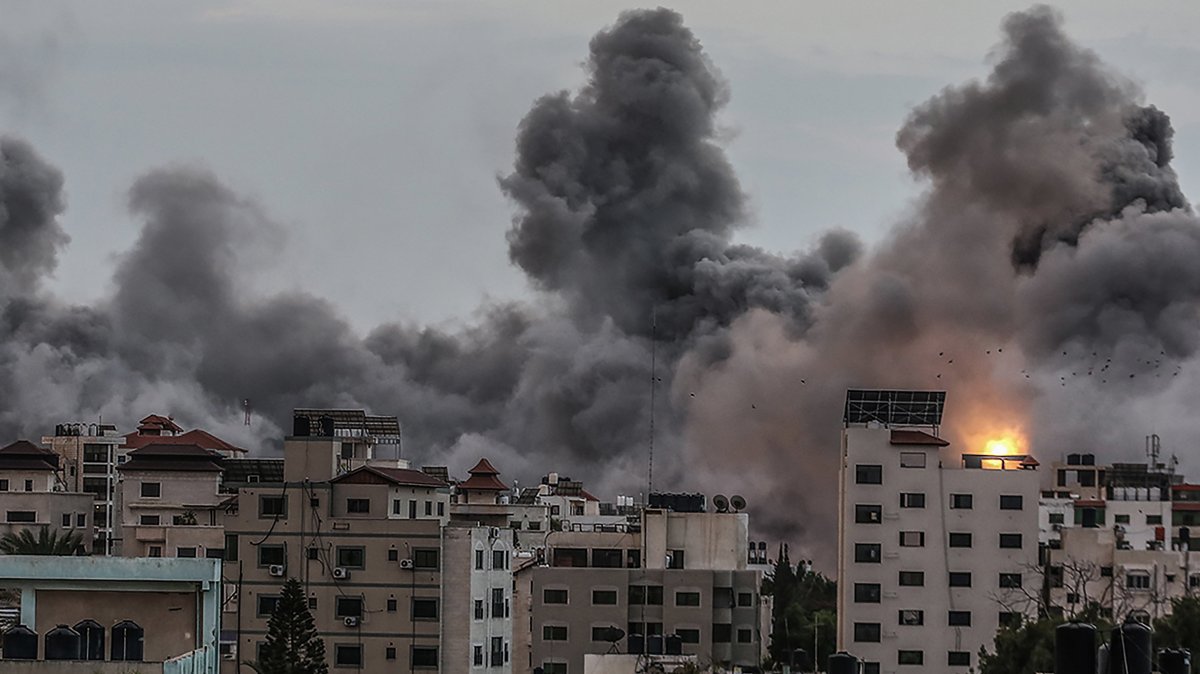 Rauch steigt nach einem israelischen Luftangriff auf Gaza auf. Israel hat als Reaktion auf den massiven Angriff durch die Hamas Luftangriffe im Gazastreifen durchgeführt.