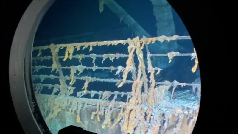 Der Blick aus dem U-Boot auf die Titanic in 3.800 Metern Tiefe
