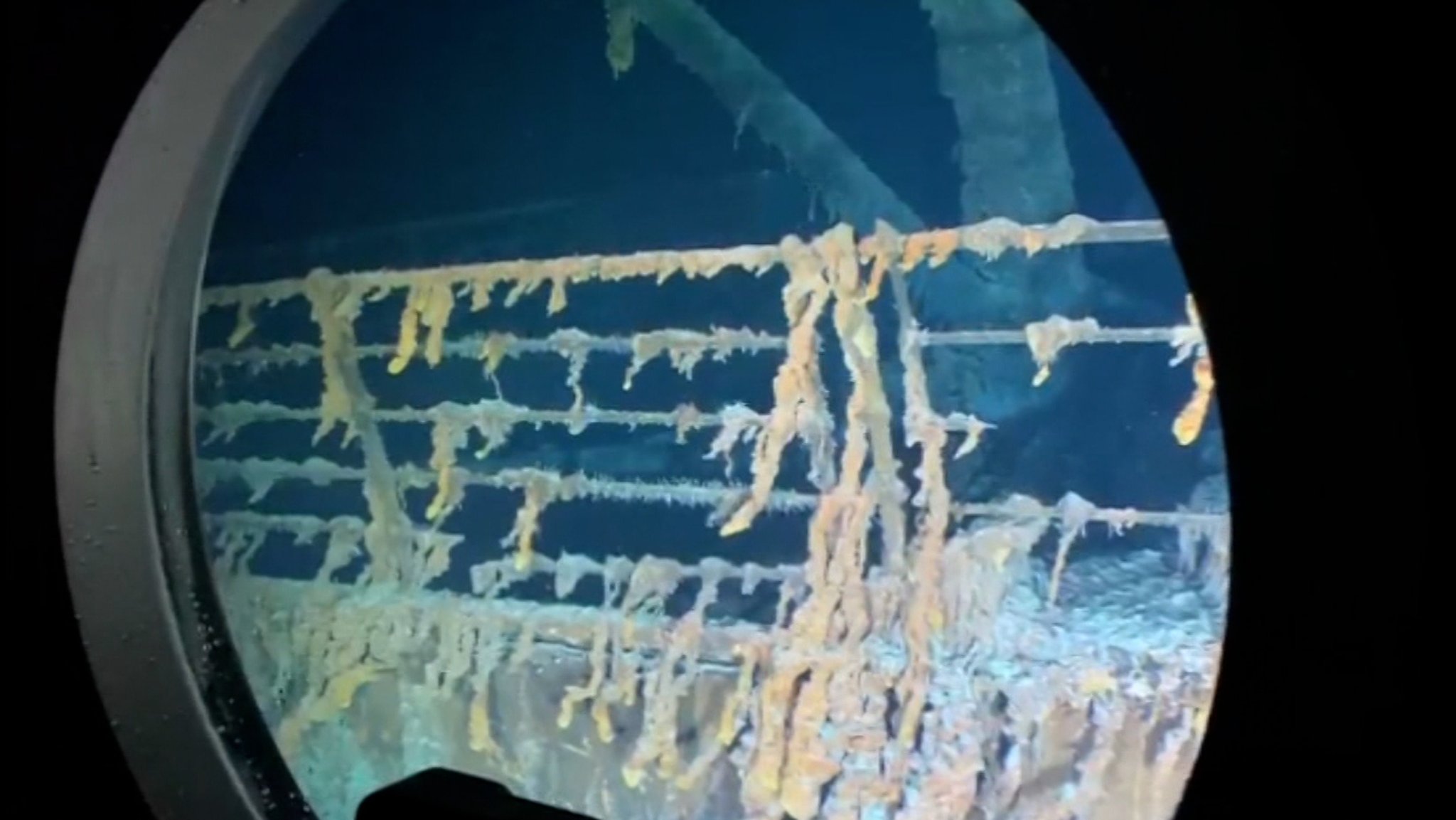 Der Blick aus dem U-Boot auf die Titanic in 3.800 Metern Tiefe