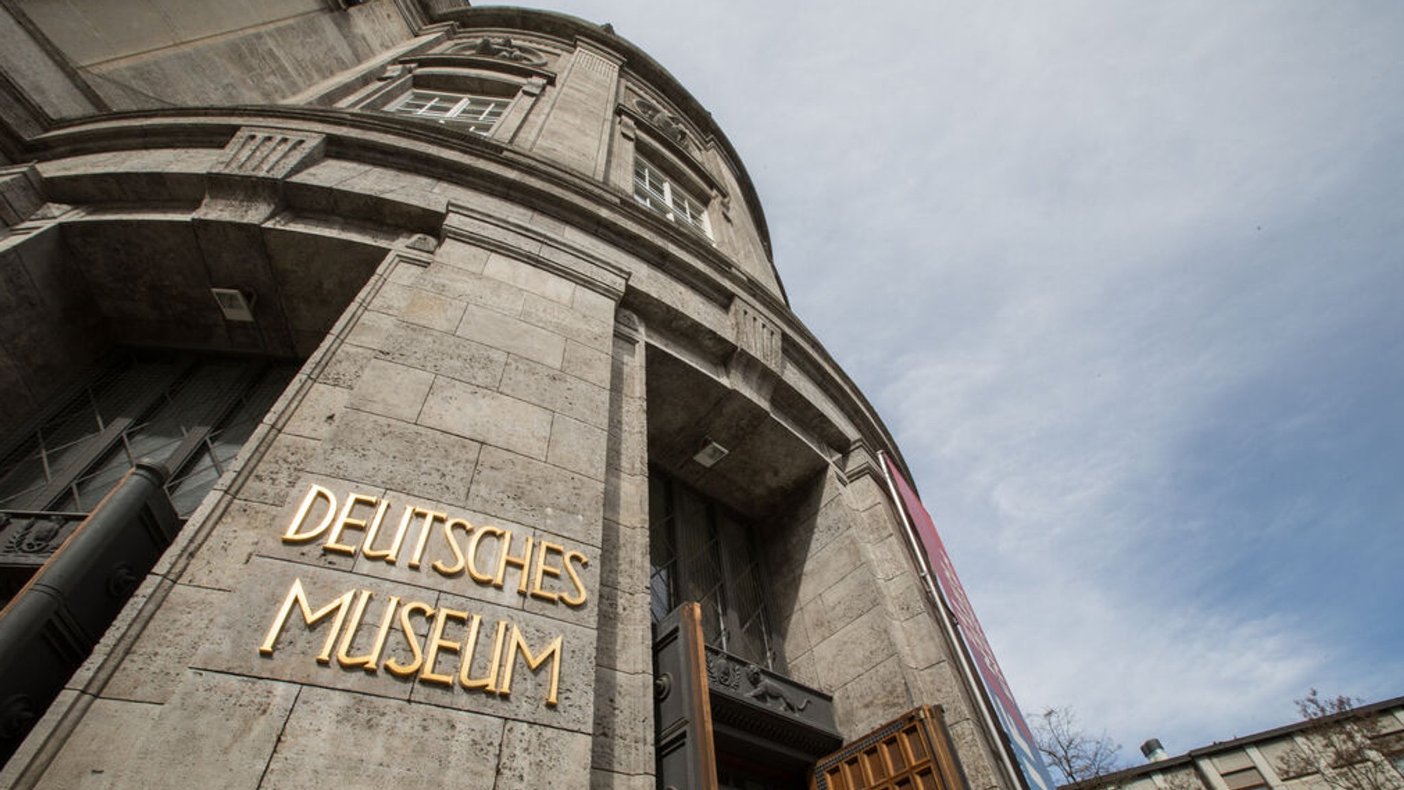 Der Haupteingang des Deutschen Museums in München.