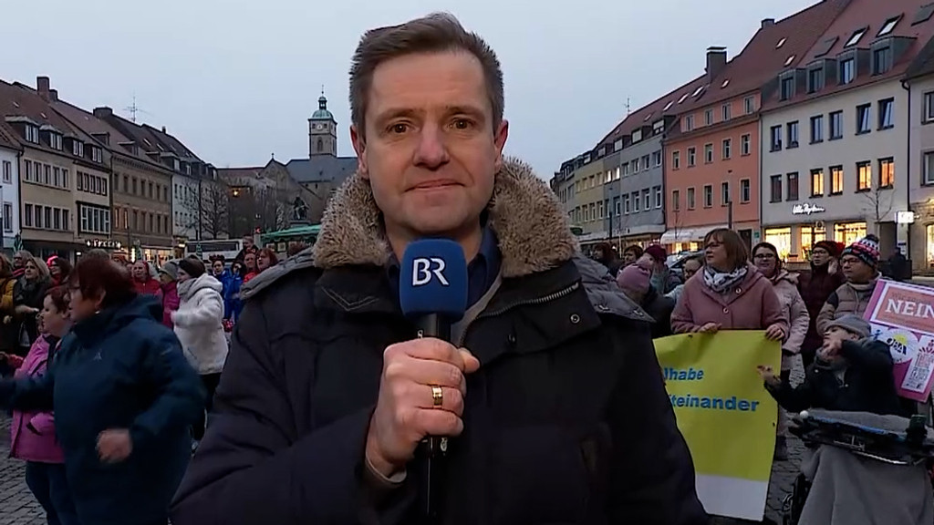 BR-Korrespondent Ralph Wege live in Schweinfurt. | Bild: BR / Frankenschau aktuell BR-Korrespondent Ralph Wege live in Schweinfurt.