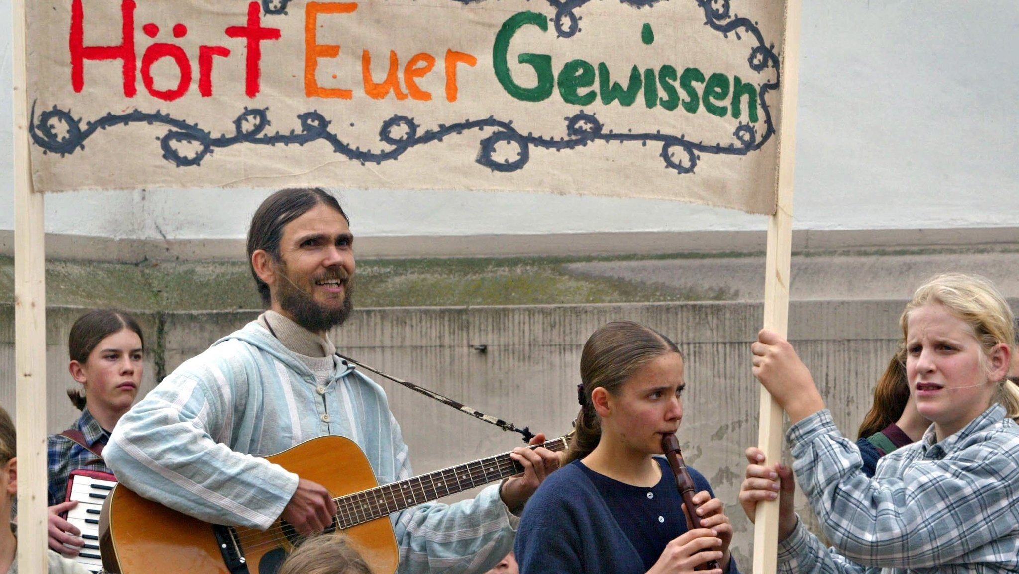 Mitglieder der Zwölf Stämme bei einer Demonstration (Archivbild von 2004)