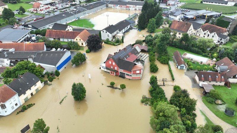 Diese Luftaufnahme zeigt ein überflutetes Wohngebiet. Starke Regenfälle haben im Süden Österreichs in der Nacht zum Freitag Überflutungen sowie Schlamm- und Gerölllawinen ausgelöst.