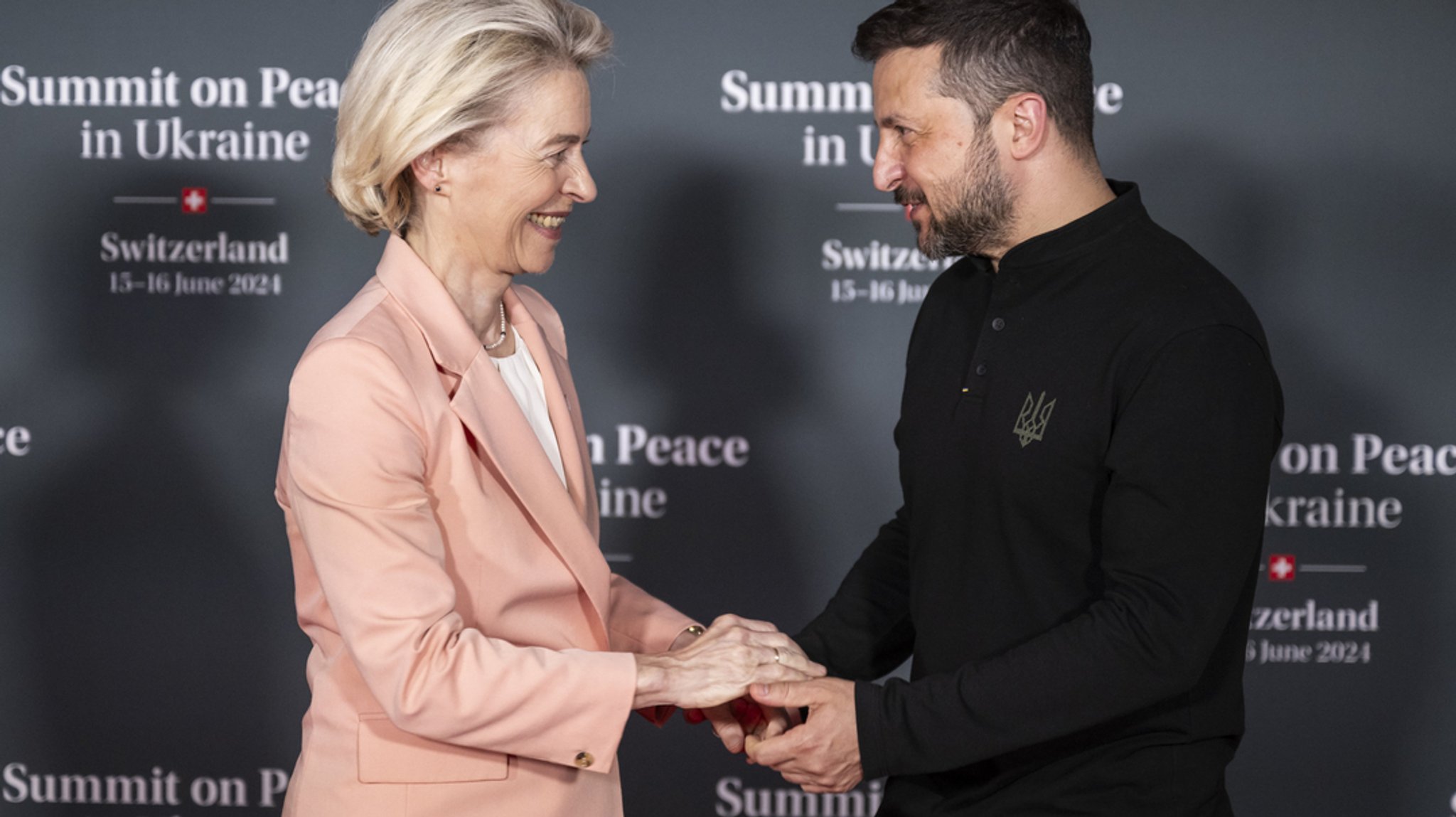 15.06.2024, Schweiz, Stansstad: Ursula von der Leyen, Präsidentin der Europäischen Kommission, wird von Wolodymyr Selenskyj, Präsident der Ukraine, während des Gipfeltreffens zum Frieden in der Ukraine in Stansstad bei Luzern begrüßt. 